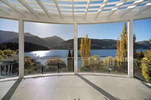 A covered outdoor area with a view of a lake and mountains. - Kelvin Heights Retreat –Lake Views, BBQ, Fireplace (Queenstown)