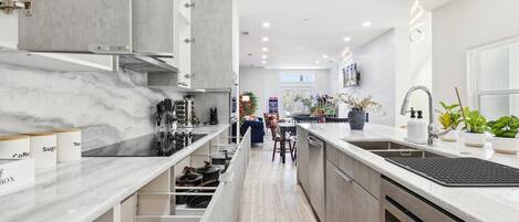 Refrigerador, microondas, horno y parrilla de estufa