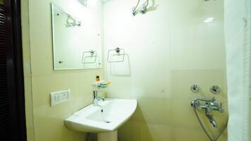 Executive Double Room | Bathroom | Shower, free toiletries, shampoo, toilet paper