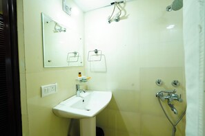 エグゼクティブ ダブルルーム | バスルーム | シャワー、バスアメニティ (無料)、シャンプー、トイレットペーパー