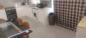 Fridge, microwave, oven, electric kettle - Modern Shared House in southeast London - Plumstead (London)