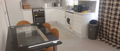 Frigorifero, microonde, forno, bollitore elettrico