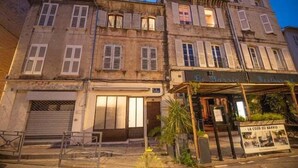 A historic building with a restaurant named "La Cour du Barrio" on the ground floor. - L'Excellence, Love-room in Avignon (Avignon)