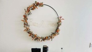 A small office space with a desk, two chairs, a coffee machine, and a decorative wreath on the wall. - L'Excellence, Love-room in Avignon (Avignon)