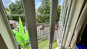 Unclassified image, 2 of 14, button - Woking 2-Bed Flat with Balcony and Parking (Woking)