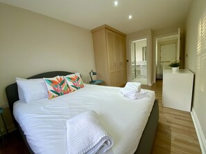 2 slaapkamers, een strijkplank/strijkijzer, gratis wifi, beddengoed