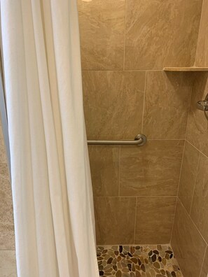 Douche, sèche-cheveux, serviettes fournies, savon