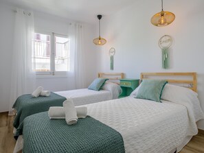 3 chambres, fer et planche à repasser, accès Internet, draps fournis