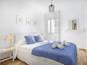 3 bedrooms, iron/ironing board, internet, bed sheets