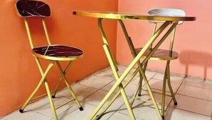 A small, enclosed outdoor area with a tiled floor, a folding chair, and a small table. - Cosy studio at la riviera palmeraie (Abidjan)
