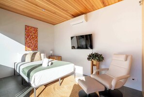 4 bedrooms, desk, iron/ironing board, WiFi