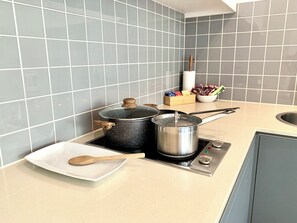 Micro-ondes, plaque de cuisson, lave-vaisselle