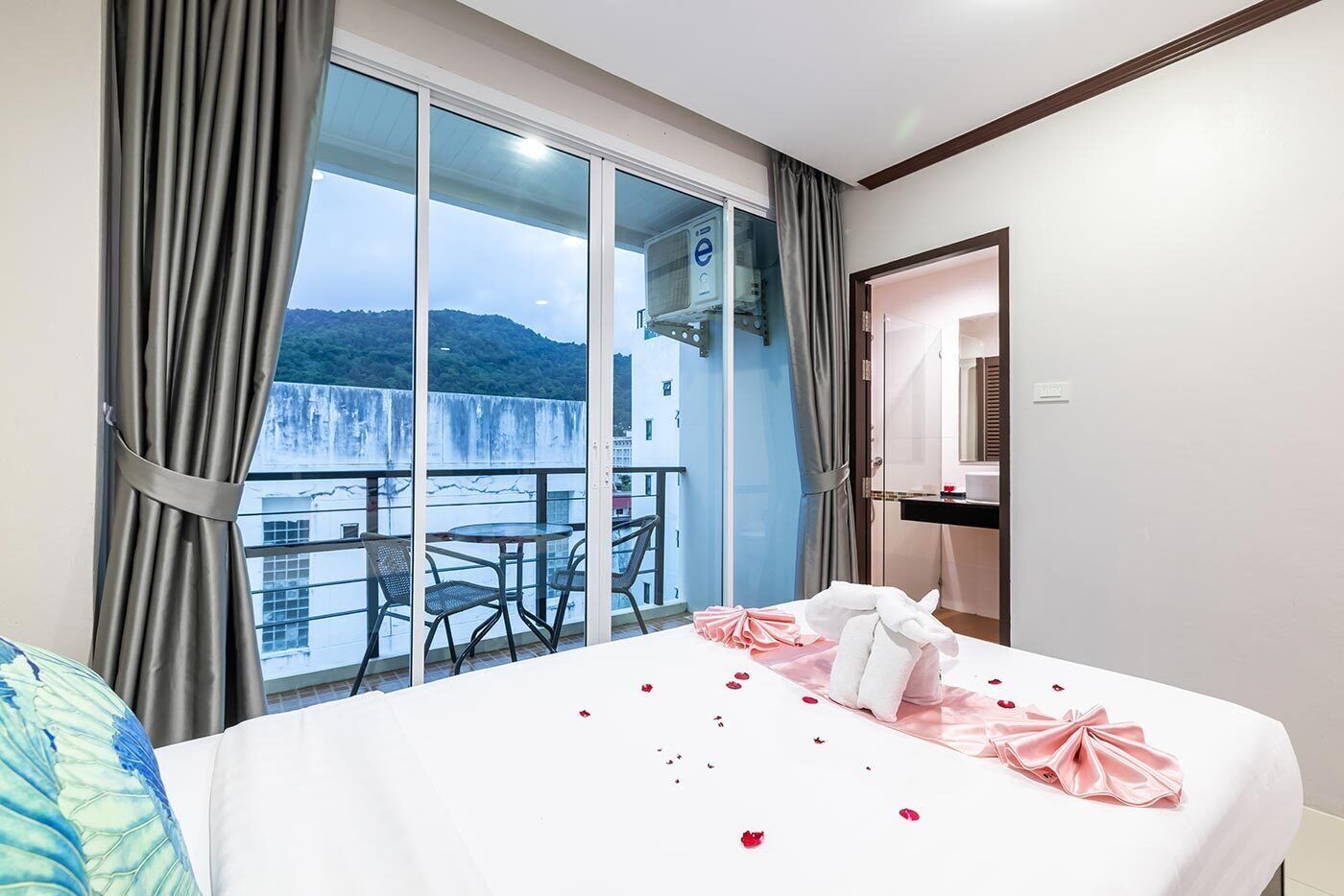 Family Double Room | Desk, free WiFi