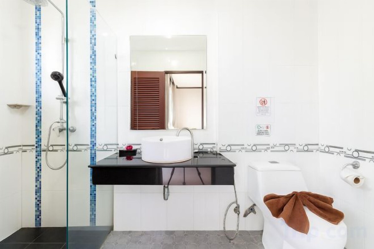Regadera, amenidades de baño gratuitas, toallas, jabón 