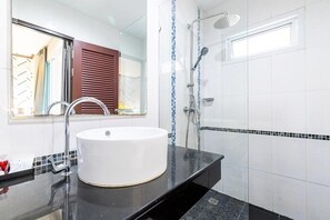 Superior Double Room | Bathroom | Shower, free toiletries, towels, soap - The Chic Patong (Patong)