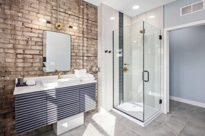 Douche, sèche-cheveux, serviettes fournies