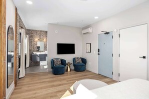 2 habitaciones, escritorio, tabla de planchar con plancha y wifi 