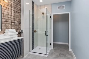 淋浴设施、吹风机、毛巾