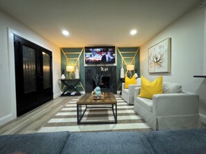 Smart TV, fireplace