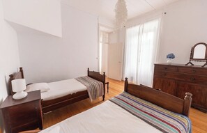 5 bedrooms, iron/ironing board, Internet, bed sheets