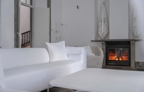 TV, fireplace - GuestReady - Azores Best at Casa Grande (Sete Cidades)