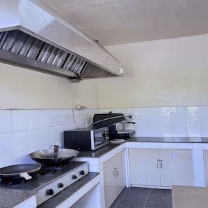 Refrigerador, microondas, parrilla de estufa y tetera eléctrica