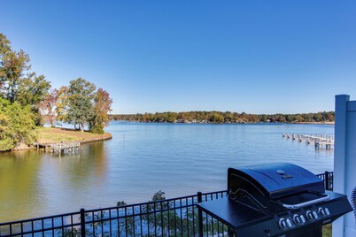 Dock Access: Family-Friendly Lake Greenwood Gem!
