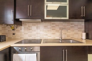 ثلاجة، ميكروويف، فرن، ماكينة لصنع القهوة/الشاي