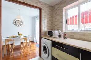 Fridge, microwave, oven, coffee/tea maker