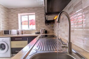 Kühlschrank, Mikrowelle, Ofen, Wasserkocher mit Kaffee-/Teezubehör