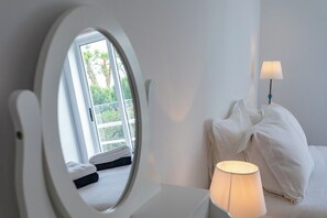 3 bedrooms, iron/ironing board, internet, bed sheets