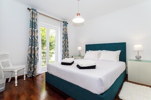 3 bedrooms, iron/ironing board, internet, bed sheets