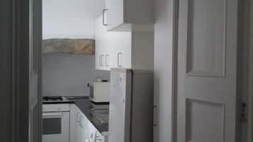 Geladeira, micro-ondas, fogão, cafeteira/chaleira