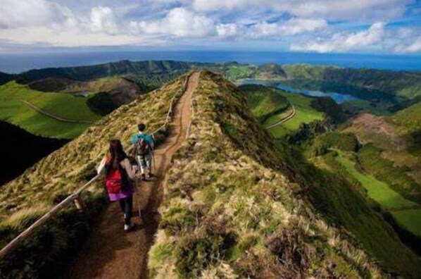 Un sendero para excursionistas con una vista despejada del paisaje circundante.