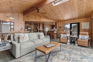 Smart TV, fireplace, DVD player, books - Dew Point Retreat, by Vinifera Homes (Gualala)