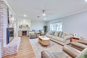 TV, fireplace