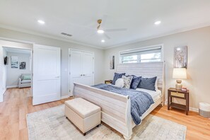 5 bedrooms, iron/ironing board, travel cot, Internet - Patio, Yard, Views: Modern Home in Longview (Longview)