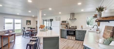 Fridge, microwave, stovetop, dishwasher