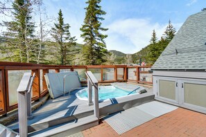 Outdoor spa tub - On-Site Gondola Access: Keystone Ski Condo (Keystone)