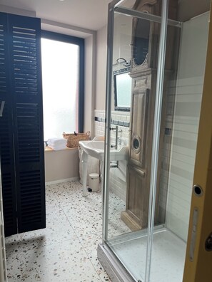 A bathroom with a glass shower enclosure, a sink, and a window. - The Touline Apple **** (Fécamp)