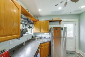Fridge, microwave, stovetop, dishwasher