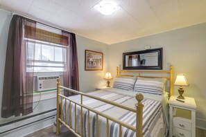 3 habitaciones, escritorio y tabla de planchar con plancha 