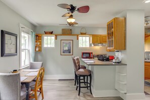 Fridge, microwave, stovetop, dishwasher