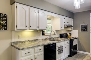 Fridge, microwave, stovetop, dishwasher