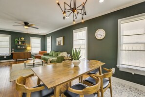 Dining - Condo 2 Mi to Houston Zoo & 6 Mi to NRG Stadium! (Houston)