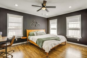 2 habitaciones, escritorio, tabla de planchar con plancha y internet