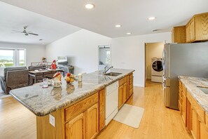 Refrigerador, microondas, placa de cocina, lavavajillas