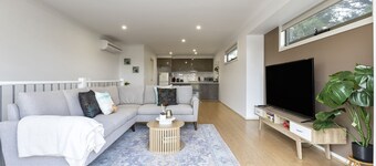 Spacious Corio Townhouse Near Ferry & Waterfront