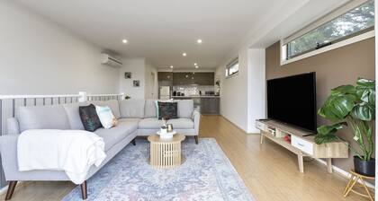Spacious Corio Townhouse Near Ferry & Waterfront