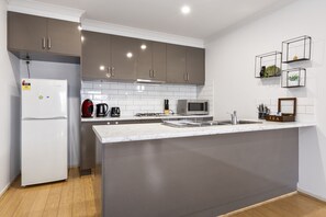 Réfrigérateur, micro-ondes, four, plaque de cuisson
